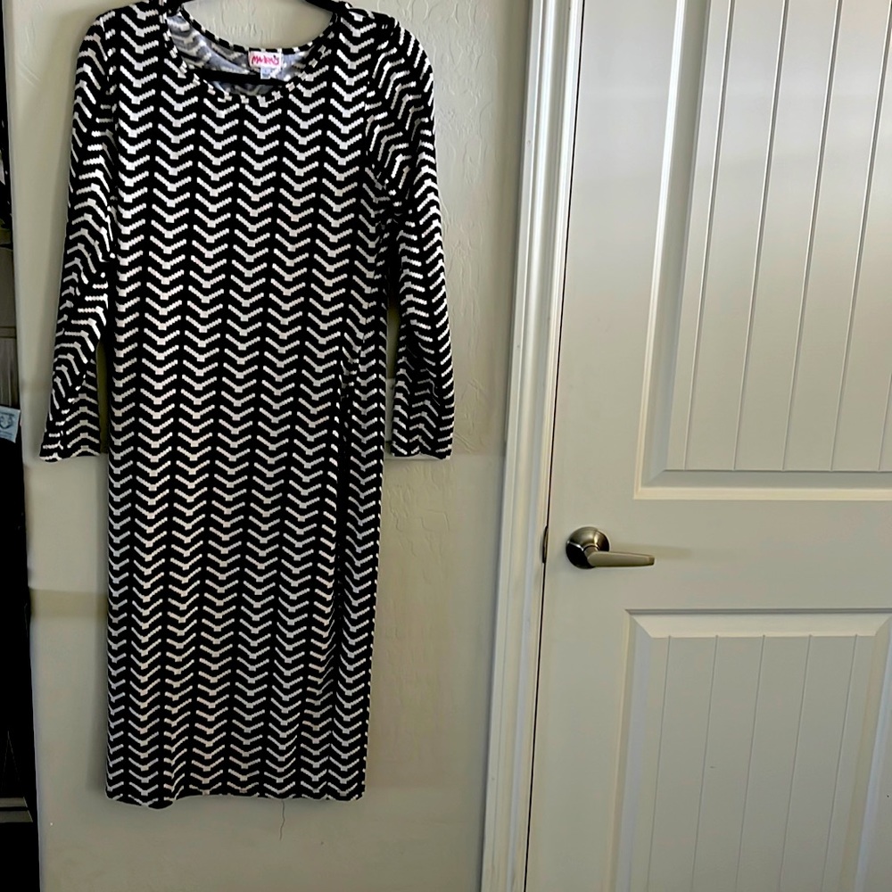 Black and white long sleeve dress